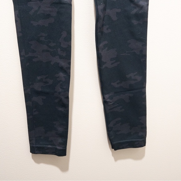 SPANX Look at Me Now Seamless Camo High Rise Crop Leggings - Picture 4 of 6